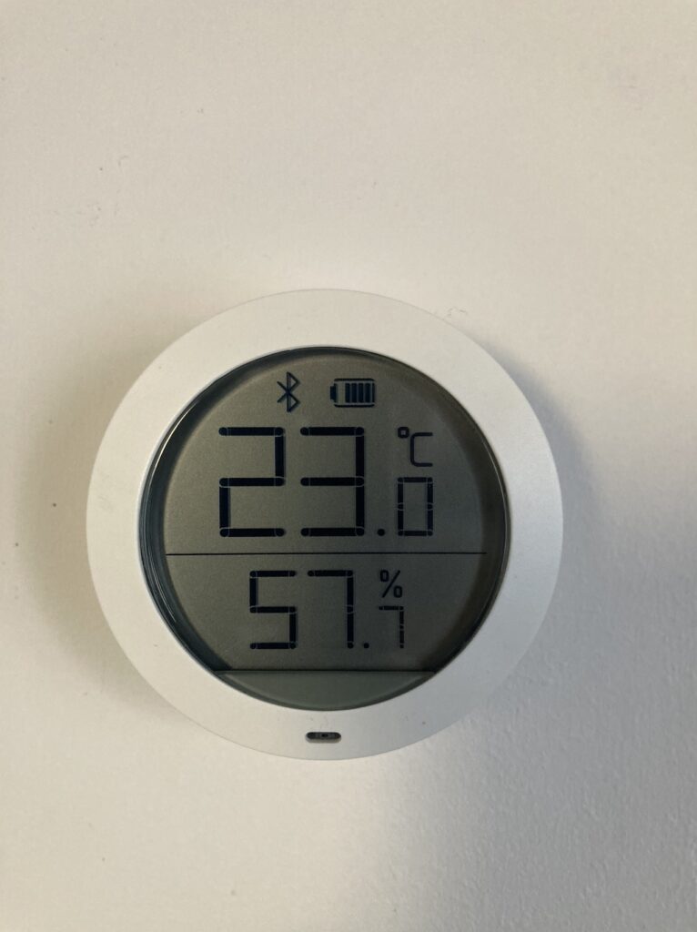 elektroniczny termometr mierzący ciepło w mieszkaniu