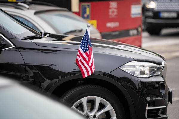 Ewakuacja dyplomatów USA z placówek w krajach bałtyckich lub w Polsce, przedstawiona za pomocą amerykańskiego auta dyplomatycznego